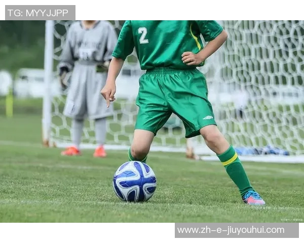 球星穿着碎钉足球鞋驰骋绿茵场展现速度与力量的完美结合 球星穿着碎钉足球鞋驰骋绿茵场展现速度与力量的完美结合